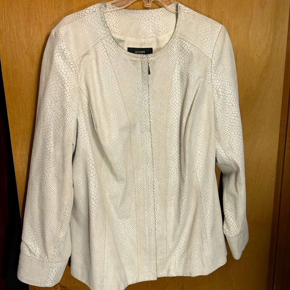 Alfani women‎ white leather jacket.  Size 1X